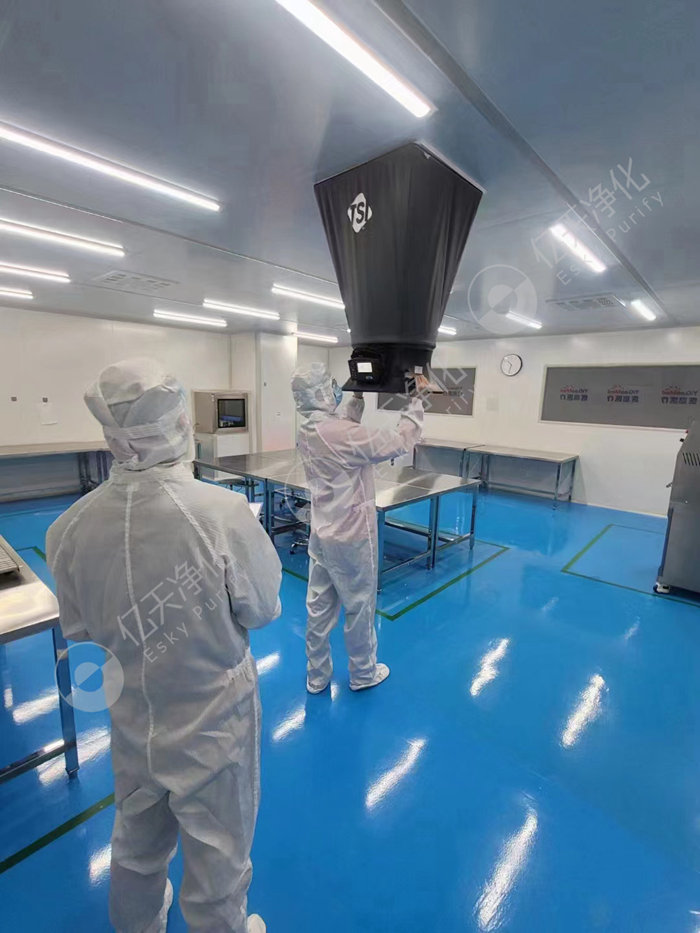 這款8380 數字式風量罩可測定流經各種風口 ( 散流器、百葉等 ) 的風量。體積輕巧，僅重 3.4Kg，便于攜帶使用。把風量罩安放在風口上，就可由數字顯示屏直接讀出進風或排風量。8380 也可單機工作，或支持多種熱式風速探頭提供多種測量功能，并提供數據存儲和處理功能(數據點多達26,500采樣點，帶時標 )。 